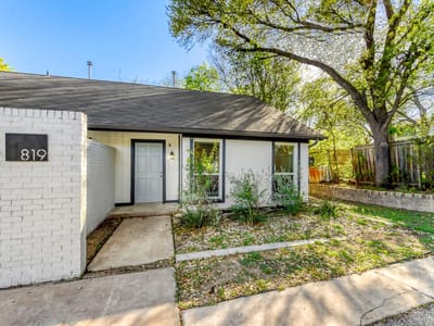 Living area at 819 Sahara Ave - Turtle Creek Estates Sec 01, Austin, TX