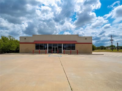 Living area at 82 N Kessler Ave - Rektorik Sub, Schulenburg, TX