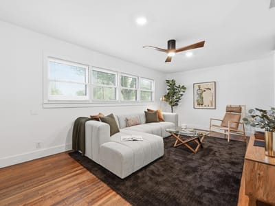 Living area at 820 Bois D'Arc ST - 2 bed 1 bath home