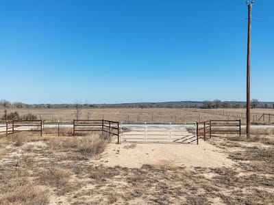 Living area at 8200 Old Colony Line Rd - OCLR Acres, Dale, TX