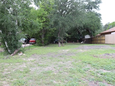 Living area at 821 N Commerce ST - A017, Lockhart, TX