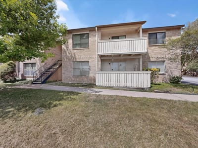 Living area at 8210 Bent Tree RD Unit #104 - 2 bed 1 bath home