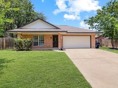 Living area at 837 Eagles WAY - 3 bed 1 bath home