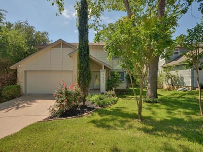 Living area at 8421 Spring Valley DR - 3 bed 2 bath home