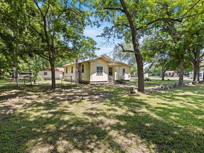 Living area at 850 SE Ewelling Ln - 2 bed 1 bath home