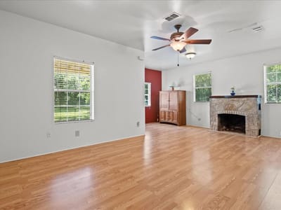 Primary bedroom at 850 SE Ewelling Ln - 2 bed 1 bath home