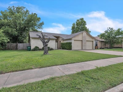Living area at 8713 Pineridge DR - Springwoods Sec 01-A, Austin, TX