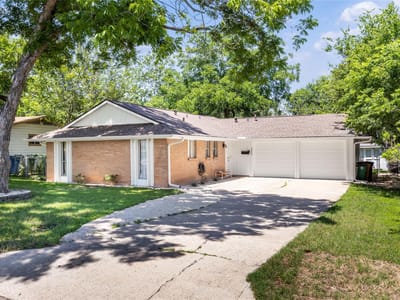 Living area at 8800 Parkfield DR - 3 bed 1 bath home