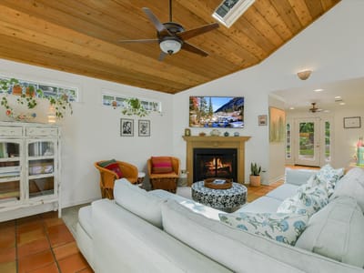Living area at 8917 Glenn LN - 3 bed 3 bath home