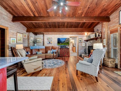 Primary bedroom at 900 Box Canyon RD - 5 bed 3 bath home