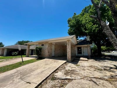 Living area at 900 Fieldwood DR - Quail Valley Sec 01, Austin, TX