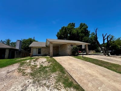 Kitchen at 900 Fieldwood DR - Quail Valley Sec 01, Austin, TX