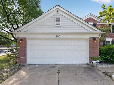 Property photo 2 at 900 Oakcrest Cir - 4 bed 2 bath home