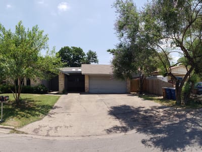 Living area at 9007 Quail Valley Dr - Quail Creek Ph 02 Sec 02, Austin, TX