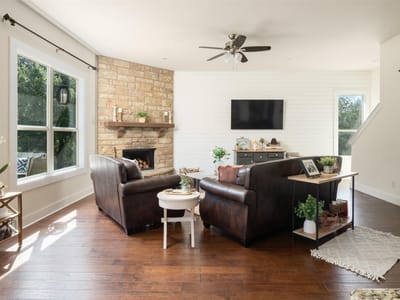 Living area at 901 Panorama DR - 3 bed 2 bath home