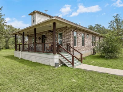Living area at 901 Spanish Oaks Blvd - 3 bed 2 bath home
