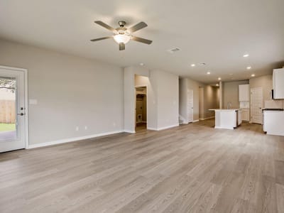 Property photo 3 at 902 Universal DR - 5 bed 3 bath home
