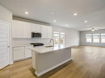 Property photo 4 at 902 Universal DR - 5 bed 3 bath home