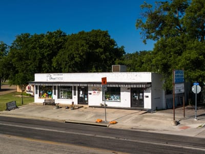 Living area at 904 S Key Ave - L S C 1st, Lampasas, TX