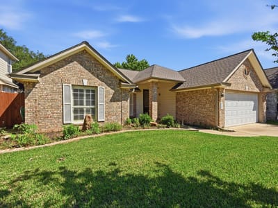 Living area at 905 Hunters Creek DR - 3 bed 2 bath home