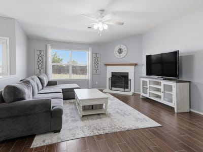 Living area at 905 Lee Dr - 3 bed 2 bath home