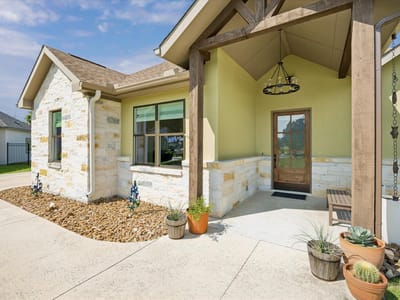 Living area at 906 Canyon Oak CIR - 4 bed 2 bath home