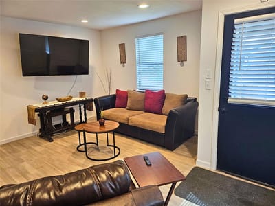 Living area at 906 E Live Oak St - 2 bed 1 bath home