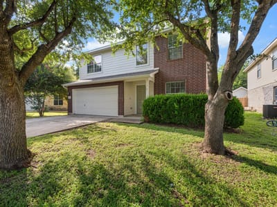 Living area at 906 Indian Meadow DR - 3 bed 2 bath home
