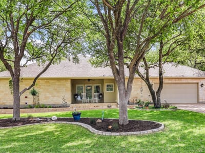 Living area at 906 Texas Trl - 3 bed 2 bath home