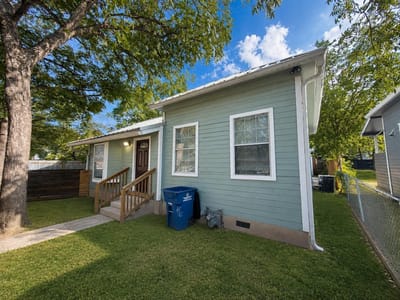 Property photo 2 at 907 E 3rd ST - 3 bed 3 bath home