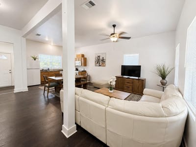 Property photo 4 at 907 E 3rd ST - 3 bed 3 bath home