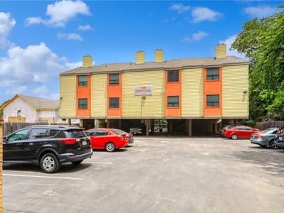 Living area at 908 Poplar St Unit #105 - 1 bed 1 bath home