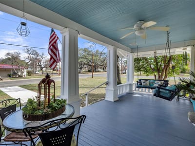 Living area at 909 Flag ST - 2 bed 2 bath home