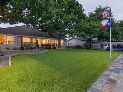 Living area at 909 Red Sails DR - 3 bed 3 bath home