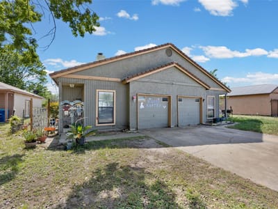 Living area at 911 Crockett St - Parkway, Lockhart, TX