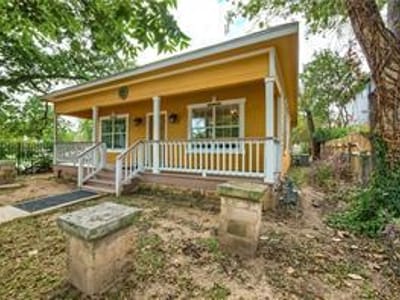 Kitchen at 911 E 2nd ST - 3 bed 2 bath home