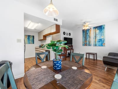 Living area at 912 W 22nd St Unit #309 - 2 bed 2 bath home