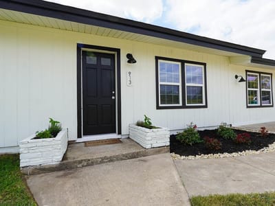 Living area at 913 Hander Ln - 3 bed 2 bath home