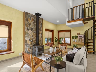 Living area at 913 Taulbee Ln - 5 bed 4 bath home