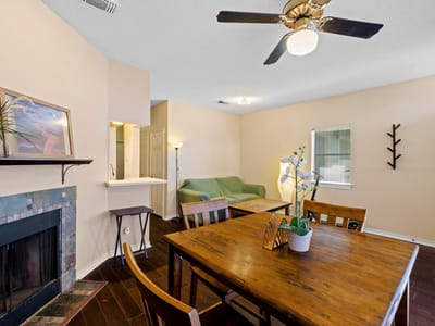 Property photo 5 at 915 W 22nd 1/2 ST Unit #202 - 2 bed 2 bath home