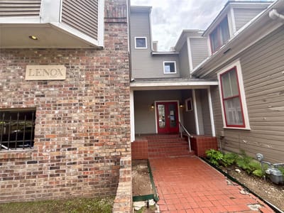 Living area at 915 W 23rd ST Unit #206 - 1 bed 1 bath home