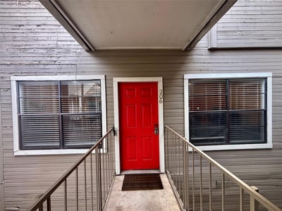 Primary bedroom at 915 W 23rd ST Unit #206 - 1 bed 1 bath home