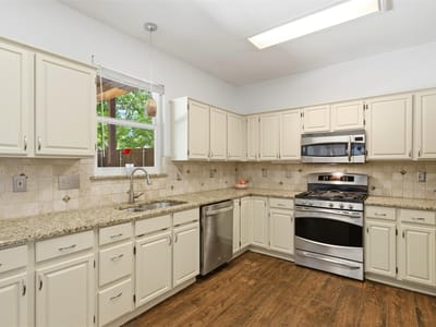 Primary bedroom at 917 Woodhollow LN - 4 bed 2 bath home