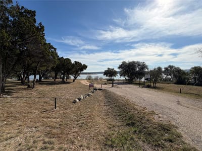 Primary bedroom at 918 Debco Ln - Siesta Shores Sec 02, Spicewood, TX