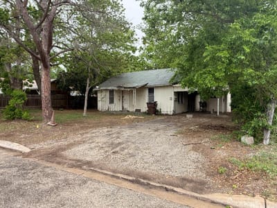 Living area at 918 S Brazos ST - 2 bed 1 bath home
