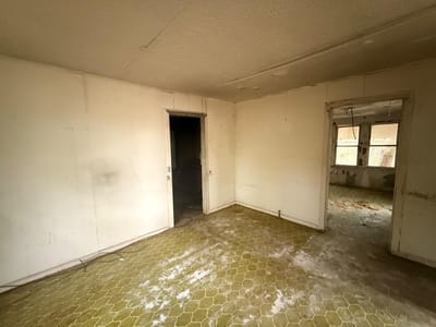 Primary bedroom at 918 S Brazos ST - 2 bed 1 bath home