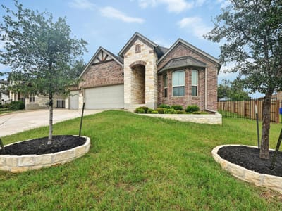 Living area at 918 Valley View DR - 5 bed 3 bath home