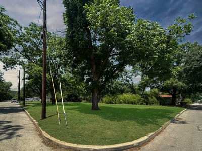 Primary bedroom at 922 Booneville Ave - LANDA PARK ESTATES, New Braunfels, TX
