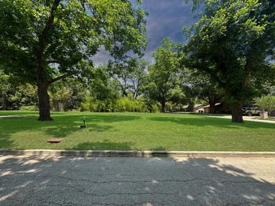 Bathroom at 922 Booneville Ave - LANDA PARK ESTATES, New Braunfels, TX