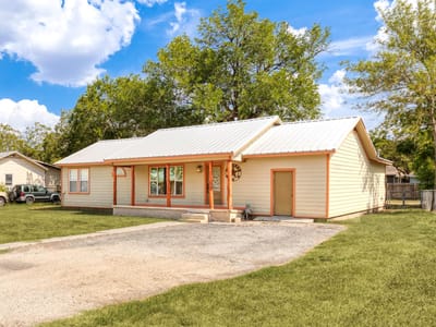 Kitchen at 924 W Live Oak St - 3 bed 2 bath home